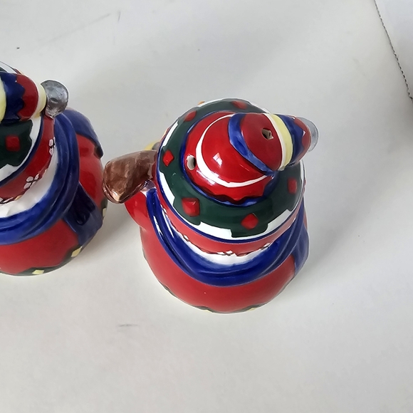 CHRISTMAS VILLAGE CERAMIC SNOWMAN WITH SKIS SALT AND PEPPER SHAKERS CHRISTMAS - Picture 9 of 9